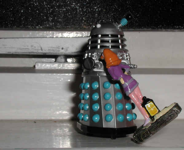 Daphne tries to seduce Mr. Dalek