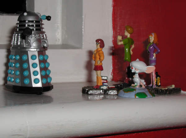 Mr. Dalek corners Velma, Shaggy, the Brain and Daphne